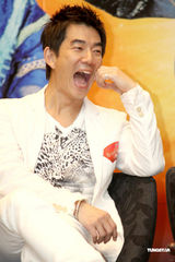 幻灯图：张静初深V裙展妩媚 黄晓明露无厘头坏笑 