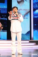 组图：200明星高歌《北京祝福你》 成龙坐镇指挥