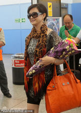 组图：宋祖英伦敦戴黑超气势足遭围堵