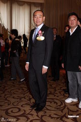 组图：洪天明周家蔚婚纱秀大方热吻 不急结婚生子