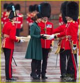 组图：凯特王妃怀孕见肚 亲自弯腰拔鞋跟