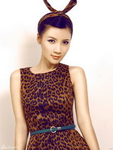 组图：徐立着豹纹裙装拍写真 俏皮狂野秀可爱