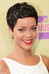 组图：小天后蕾哈娜优雅白裙扮女神