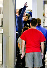 组图：马修-麦康纳拍新戏狂减重 骨瘦嶙峋现身机场