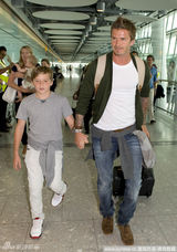 幻灯图：贝克汉姆父子帅气出行 辣妹时尚活动展魅力