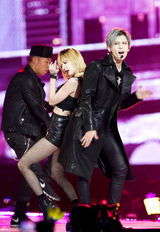 组图：G-DRAGON包揽2013MAMA四奖创佳绩