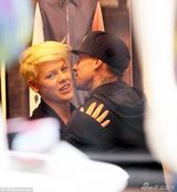 组图：Pink与老公街头亲昵 恩爱13年如胶似漆