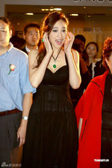 组图：吴佩慈身带价值千万翡翠亮相半露酥胸秀性感