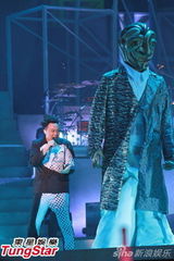 组图：陈奕迅开唱造型似黑山老妖 少说话多唱歌