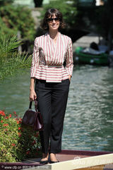 组图：威尼斯美裙盘点 休闲靓丽vs性感妖娆