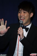 组图：陈威全情人节开唱 张芸京现身站台