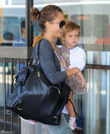 高清图：杰西卡-阿尔芭携女儿出行 弯腰险走光