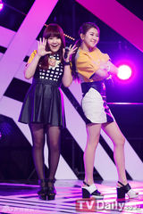 组图：韩女团不顾禁令着暴露舞台装献热舞