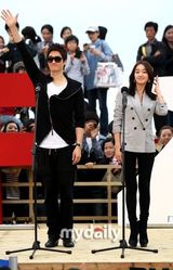 组图：《深夜的FM》釜山见观众 秀爱清新刘志泰帅酷