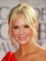 组图：南希-奥黛尔大红色娇艳欲滴