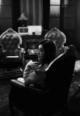 组图：王雅捷婚事将近 古堡拍写真显名媛气质