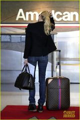 组图：黛安-克鲁格独自现身机场 红镜框抢镜