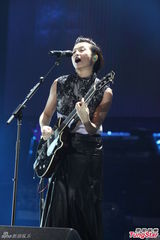 组图：萧敬腾上海开唱雨神未发威 被何韵诗调侃