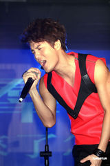 组图：吴克群发新专辑 单膝下跪示爱徐若瑄