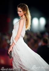 组图：安娜蕾-提普顿闪耀红毯 裸色纱裙飘逸轻盈