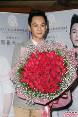 组图：歌手邓养天情人节代言大方告白田馥甄