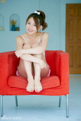 组图：日女歌手因酷似新垣结衣走红 推性感写真