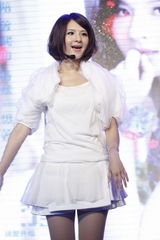 组图：郭静摆桃花阵玩招亲 获赠天后级专属麦克