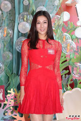 组图：钟嘉欣红色裙装亮相 笑容甜美大方秀美腿