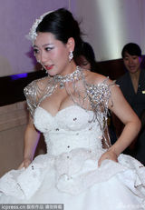 组图：白冰挺大肚结婚 英皇高层送祝福