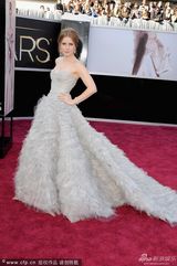 组图：奥斯卡红毯-女配提名艾米-亚当斯与老公