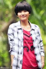 组图：曹曦文海边随拍曝光 时而清纯时而调皮