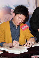 组图：韦礼安赞女友身材好 获粉丝送礼物惹尴尬