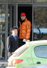 幻灯图：徐峥带女儿看病 可爱宝宝首度曝光