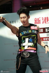 组图：吴建豪盼红馆开唱 签唱与粉丝亲密互动