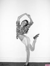 组图：米兰达-可儿素颜黑白大片 格子衬衫牛仔裤清新