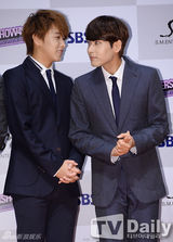 组图：SJ3D新片首映式 众成员正装出席宣传