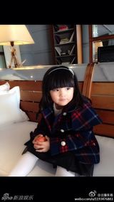 组图：王诗龄手拿“年度宝宝”小金人甜笑