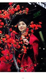 组图：宋轶受邀拍初春街拍大片秀春色甜美范儿