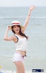 组图：韩团9Muses海边取景录节目清新装扮惹人爱