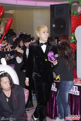 组图：韩团Block B亲民袭港 成员朴经疯狂送抱