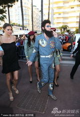 组图：《独裁者》男星开跑车亮相 美女贴身引围观