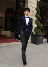 组图：吴奇隆街拍大集合 多款造型帅气登场