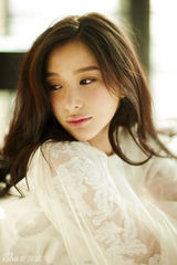 组图：熊乃瑾魅惑写真曝光 笑容甜美随性