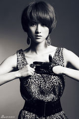 组图：隋俊波转型拍新写真 演绎冷艳豹纹女