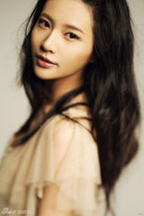 组图：演员宋汶霏花样写真 演绎花语芬芳自然魅力