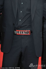 幻灯：《法外之徒》首映 谢丽尔侧面“露肉”秀身材