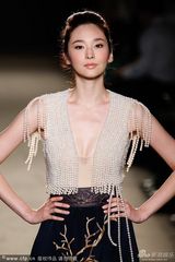 组图：黄璐柏林红毯礼服撞衫吴佩慈比拼性感