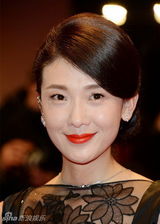 组图：倪景阳露背装亮相柏林闭幕式红毯