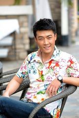 组图：《贤妻》厦门热拍 乔大韦笑容温暖