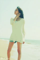 组图：赵子琪海边唯美写真 快乐踏浪展自然之美